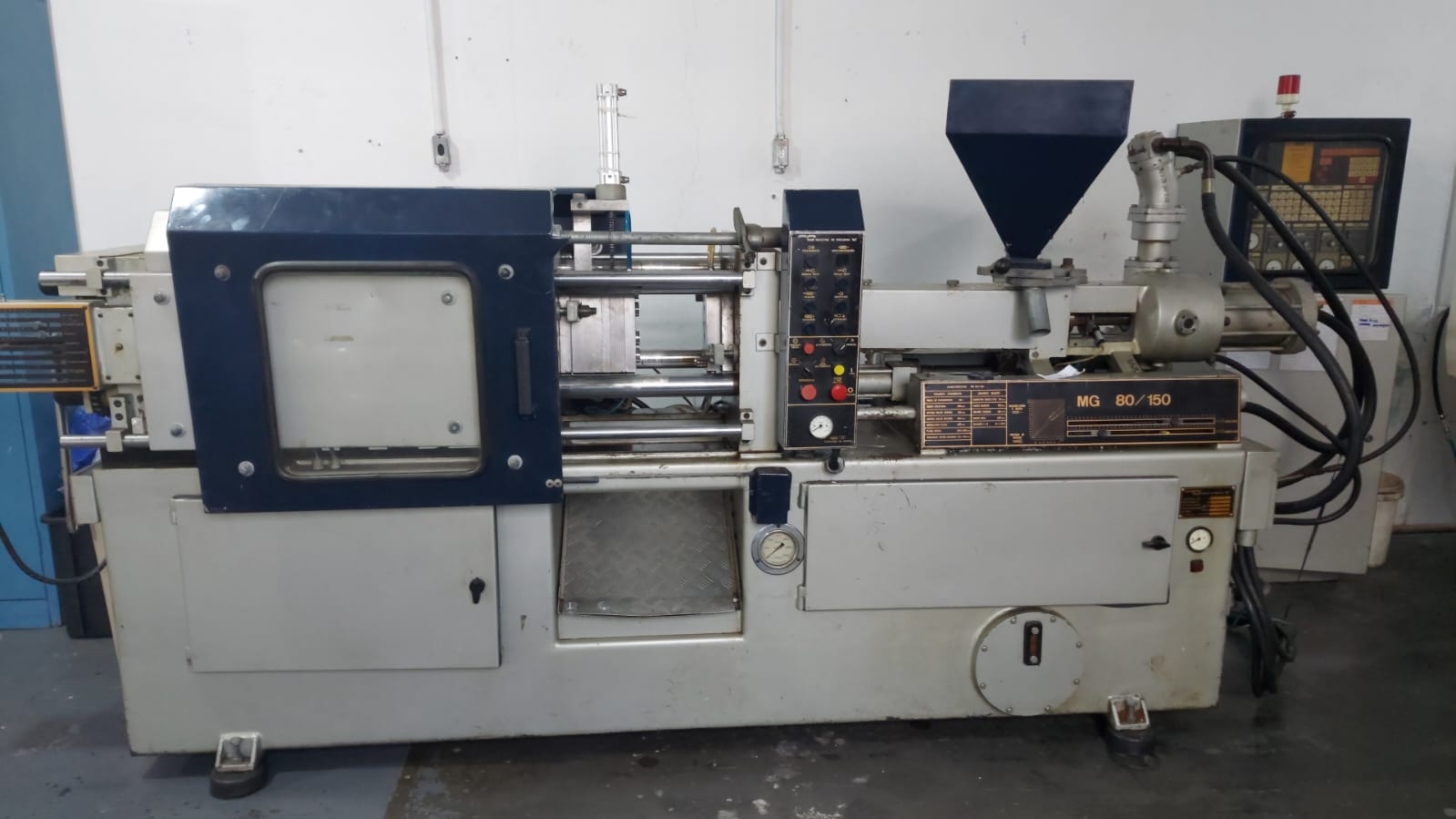 Injetora de Plástico MG 80/150 - Ano 1989