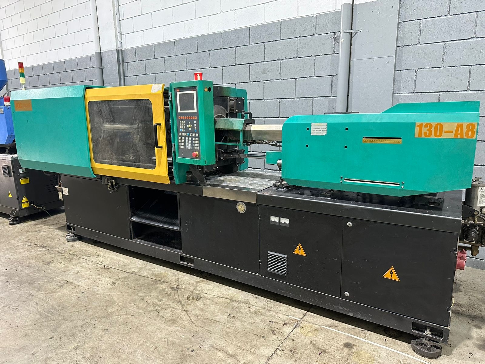 Injetora de Plástico LOG MACHINE 130 A8 - ANO 2011