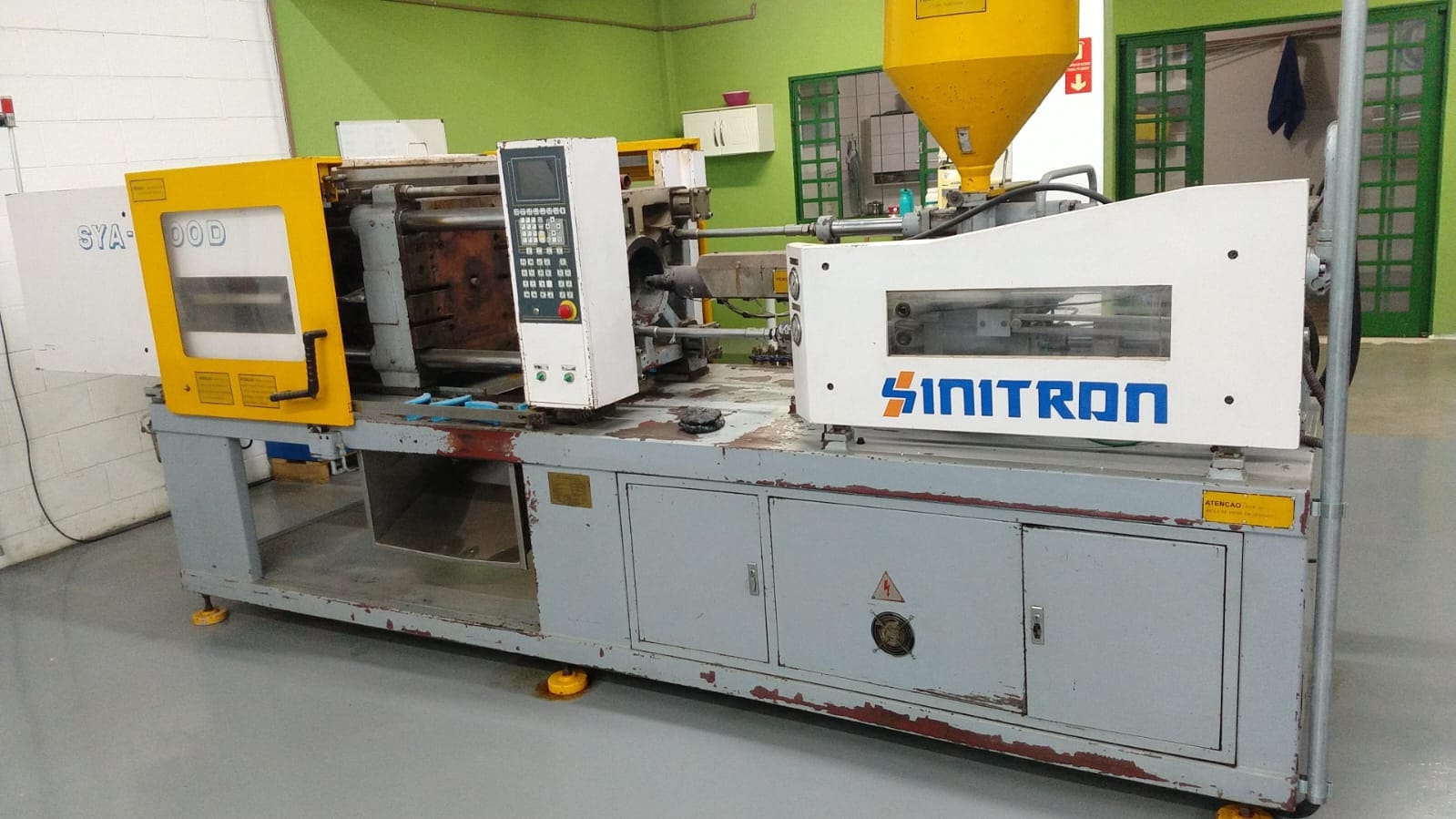 Injetora de Plástico SINITRON SYA 1300 DT -  Ano - 2006