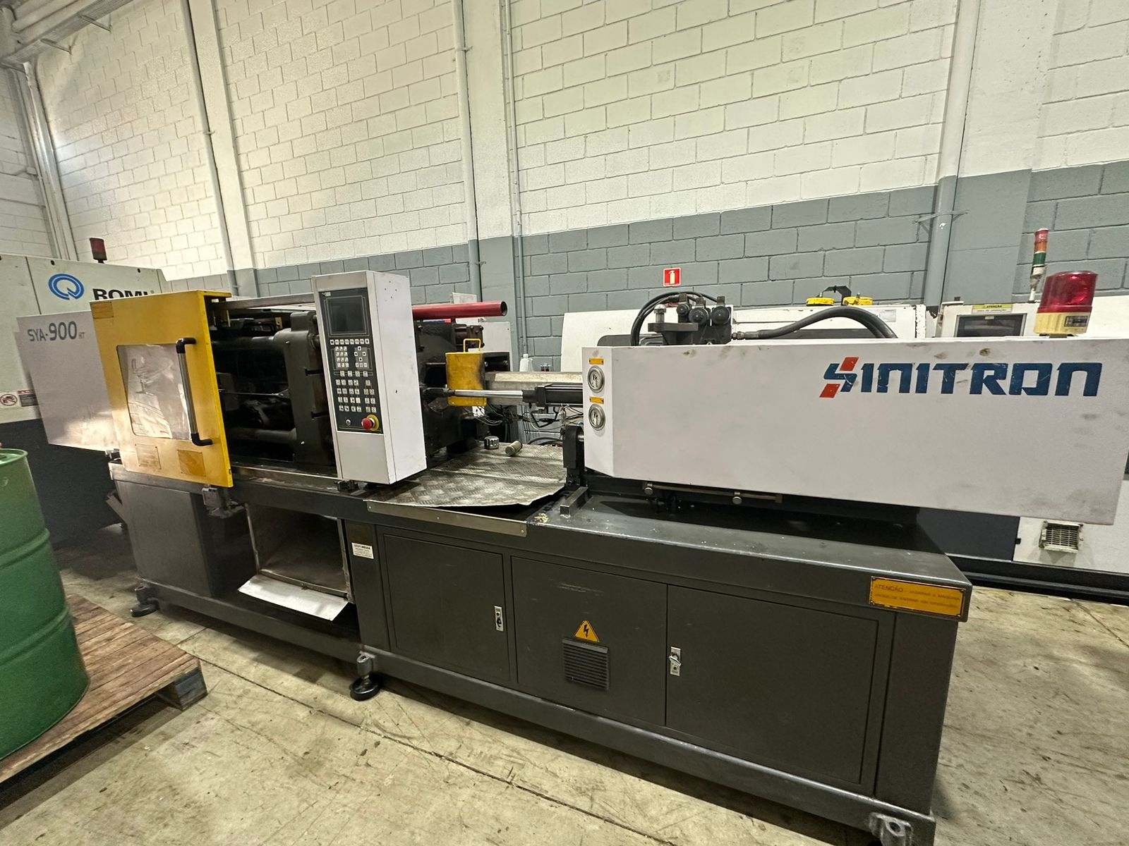 Injetora de Plástico SINITRON SYA 900DT -  Ano - 2006